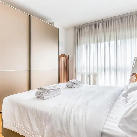 - Brand New 4 Pax Life & The Giulio Cesare 5 Милан