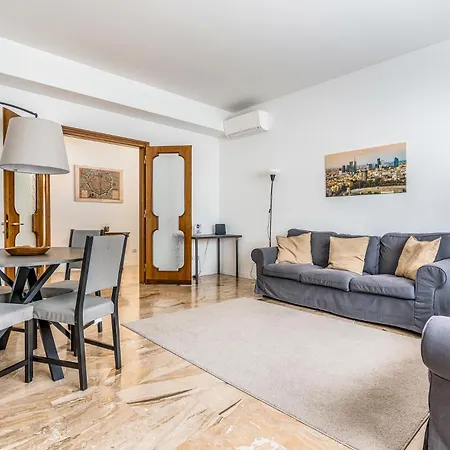 - Brand New 4 Pax Life & The Giulio Cesare 5 Апартаменты